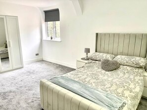 3 عدّة غرف نوم وواي فاي مجانًا وملاءات أسرّة