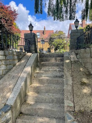 المنطقة المحيطة بالمنشأة