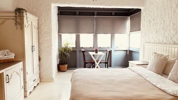 Traditional Double Room | Laptop workspace, free WiFi, bed sheets