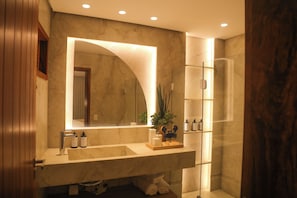 Habitación Confort (Master Saluz) | Baño | Regadera, secadora de cabello, toallas, jabón