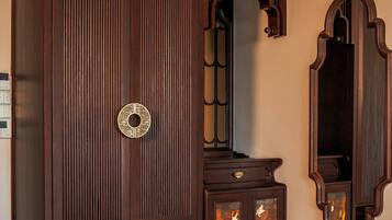 Une chambre à coucher avec une grande armoire, une commode et un miroir.