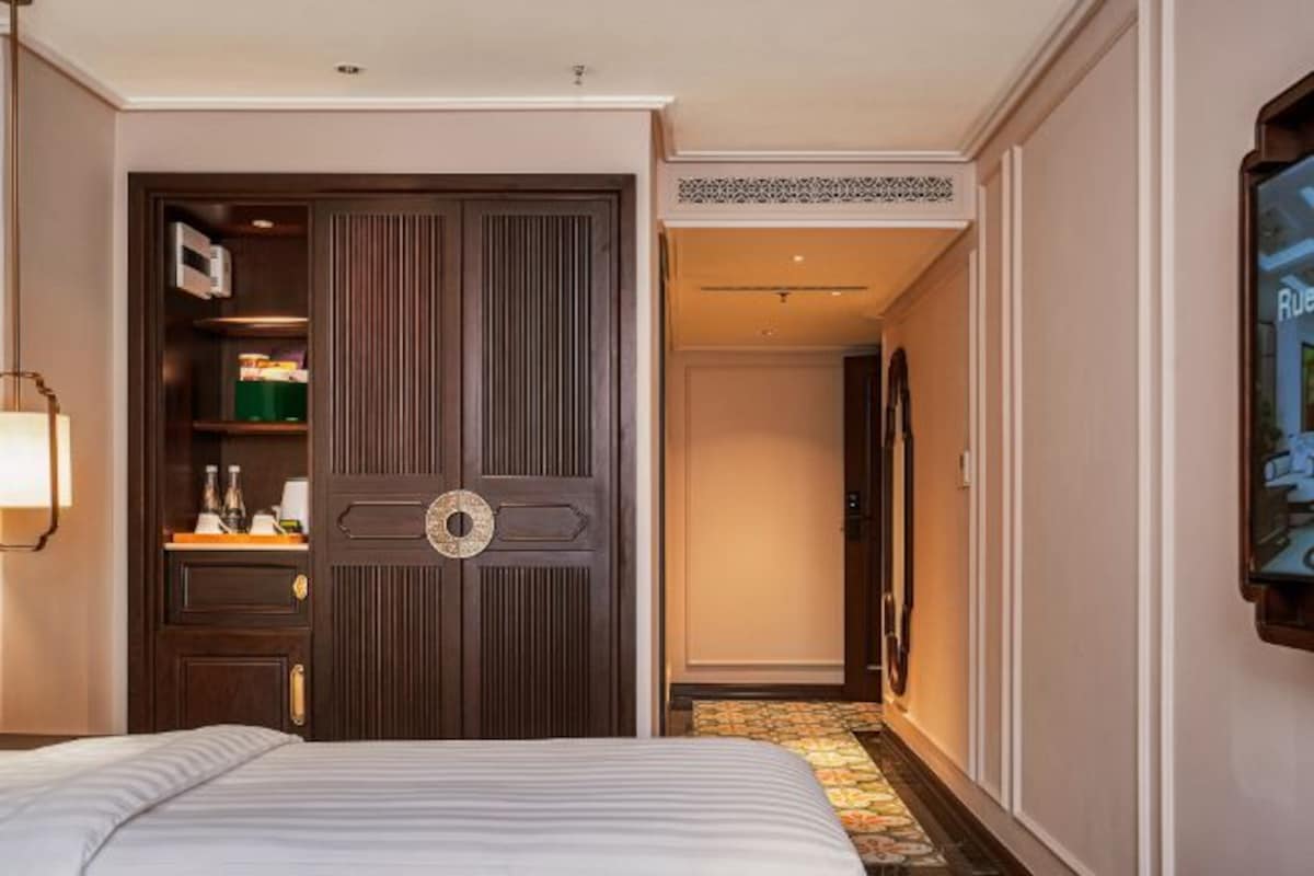 Ropa de cama hipoalergénica, minibar, caja fuerte y escritorio