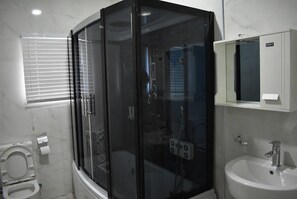 Economy Room, City View | Bathroom