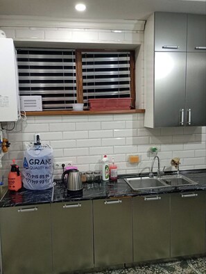 冰箱、微波炉、电热水壶、厨具/餐具