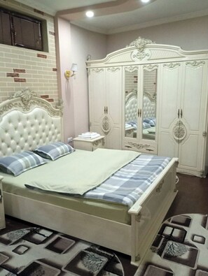 3 bedrooms, desk, iron/ironing board, free WiFi