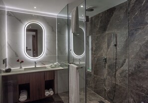 Cabezal de ducha tipo lluvia, secador de pelo, batas, pantuflas