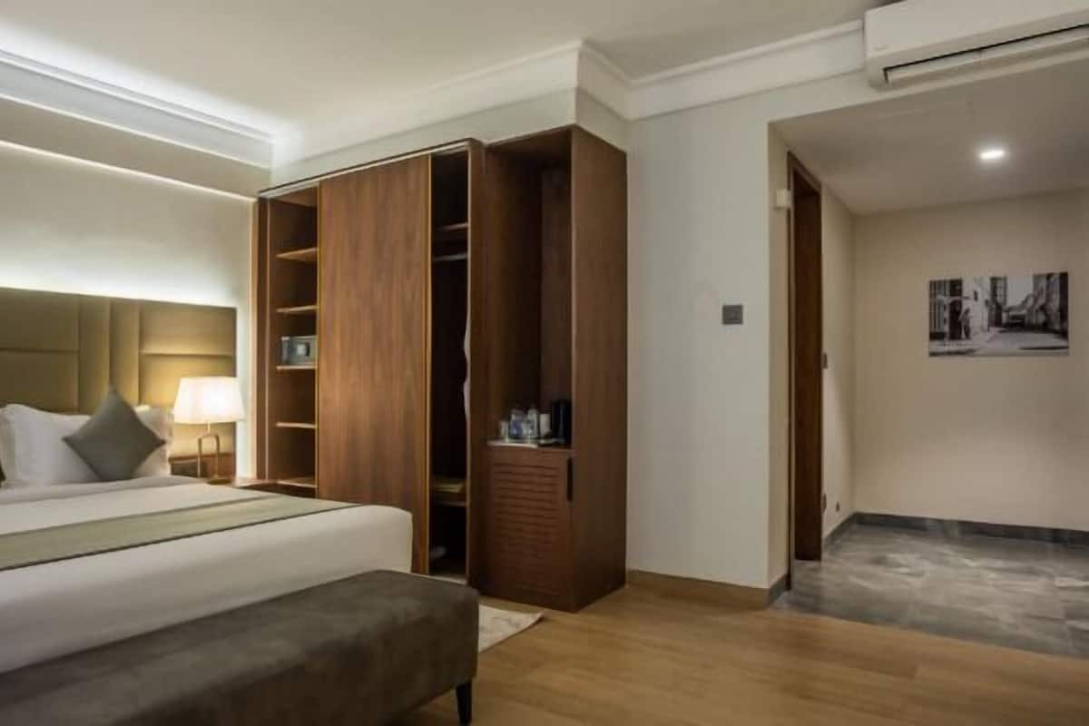 Premium bedding, down comforters, in-room safe, desk
