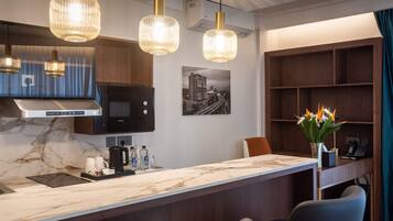 Executive kamer | Luxe beddengoed, donsdekens, een kluis op de kamer