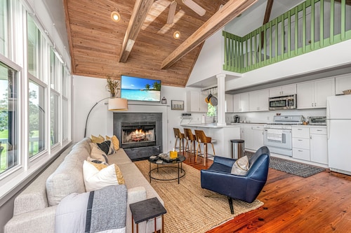 BENNETT’S POINT BUNGALOW ON DEEP WATER WITH PRIVATE DOCK ACCESS 