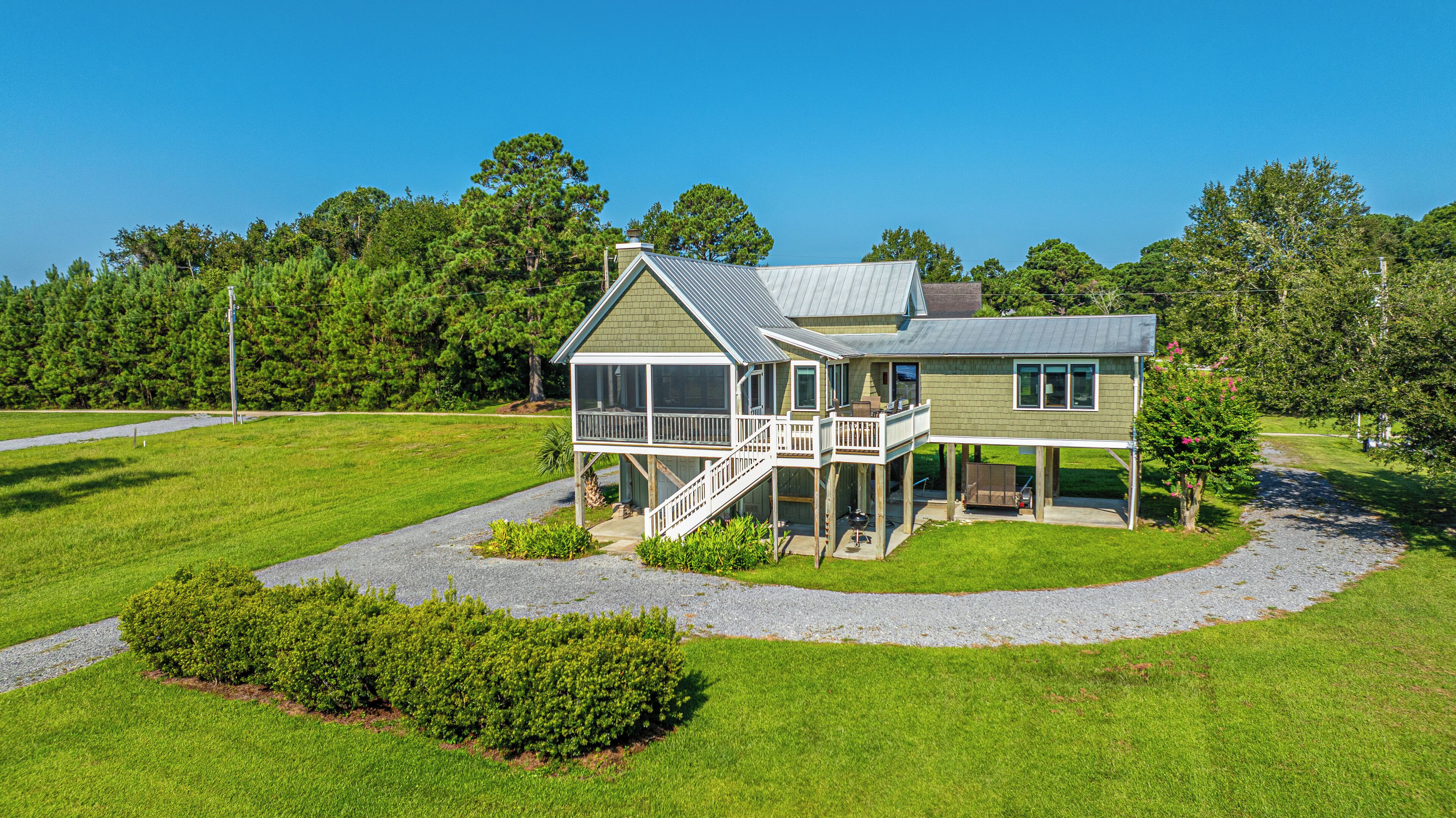 BENNETT’S POINT BUNGALOW ON DEEP WATER WITH PRIVATE DOCK ACCESS 