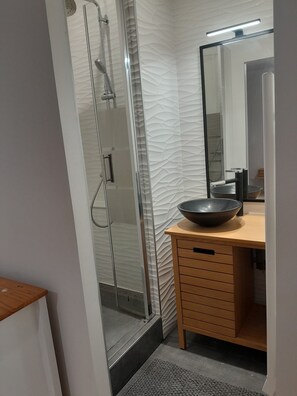 Suihku, pyyhkeet, saippua, vessapaperi