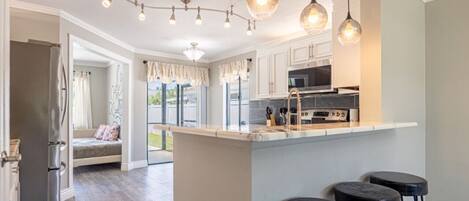 Refrigerador, microondas, horno, placa de cocina