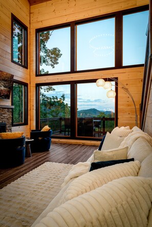 Een smart-tv en een open haard