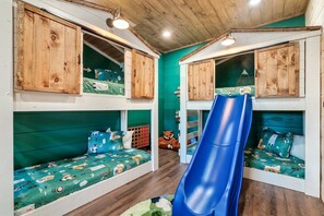 6 bedrooms, iron/ironing board, WiFi, bed sheets - New Listing, "Explorer's Hideaway",Mtn View, Firepit, Indoor Pool, Hot Tub,Games (Sevierville)