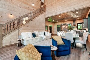 Smart TV, fireplace - New Listing, "Explorer's Hideaway",Mtn View, Firepit, Indoor Pool, Hot Tub,Games (Sevierville)