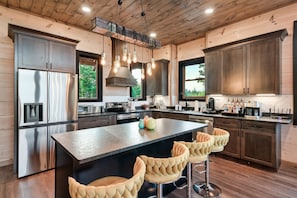 Microwave, oven, stovetop, dishwasher - New Listing, "Explorer's Hideaway",Mtn View, Firepit, Indoor Pool, Hot Tub,Games (Sevierville)