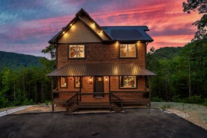 Exterior - New Listing, "Explorer's Hideaway",Mtn View, Firepit, Indoor Pool, Hot Tub,Games (Sevierville)