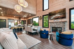 Een smart-tv en een open haard