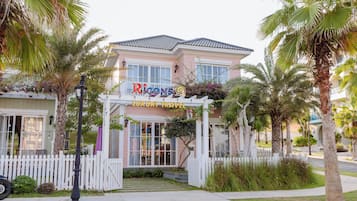 Vista frontal de la propiedad