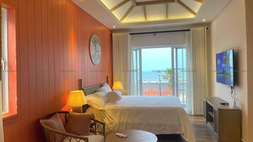 Villa – junior, strandutsikt | Skrivebord, skrivebord for bærbar PC, blendingsgardiner og lydisolert