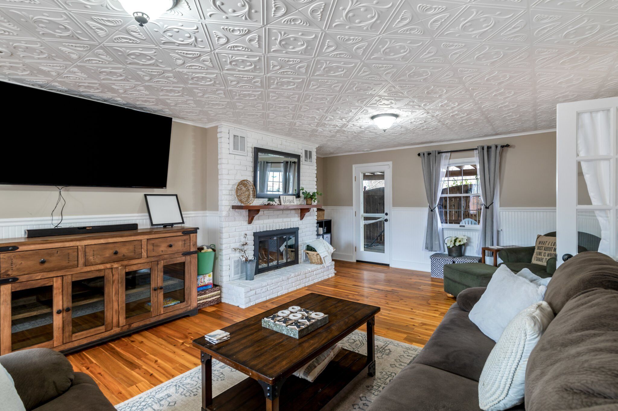 Een smart-tv en boeken