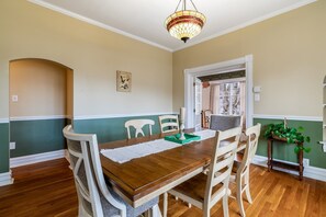 Dining - 3-bedroom house in nice downtown Farmington with AC, WiFi, nice outdoor spaces! (Farmington)