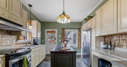 3-bedroom house in nice downtown Farmington with AC, WiFi, nice outdoor spaces!