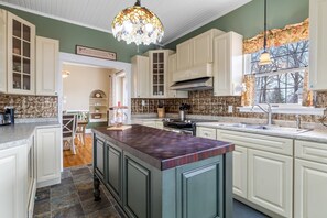 Fridge, microwave, oven, stovetop - 3-bedroom house in nice downtown Farmington with AC, WiFi, nice outdoor spaces! (Farmington)