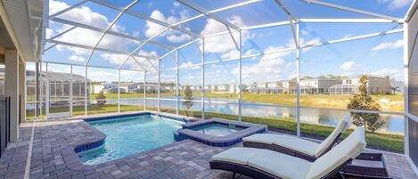 Een buitenzwembad en een verwarmd zwembad