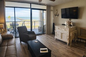 Smart TV - Waterfront on Aransas Bay + Lighted Pier Access & Pool (Rockport)