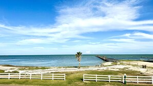 Beach nearby - Aransas Bay Condo with Balcony, Pool & Lighted Pier (Rockport)