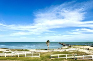 Beach nearby - Waterfront on Aransas Bay + Lighted Pier Access & Pool (Rockport)