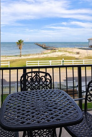 Outdoor dining - Waterfront on Aransas Bay + Lighted Pier Access & Pool (Rockport)
