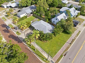A residential area with houses, a street, and a sidewalk. - Dunedin Blue Bird Bungalow (Dunedin)