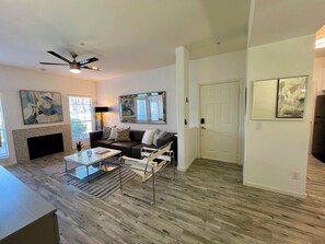 Smart TV, fireplace - Resort Living in Beautiful Scottsdale! Updated Decor-Perfect Central Location! (Scottsdale)