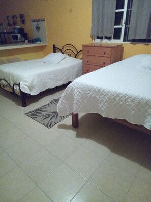 1 bedroom, desk, free WiFi, bed sheets - Sami's Last Resort .  Adults only. No children  (Chabihau)