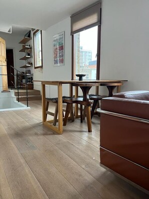 Apartment | Dining - 1 Bedroom-1 Bathroom-walkinshower-terrace (London)