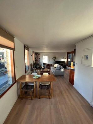 Apartamento | Baño | Bañera y ducha independientes, bañera profunda y toallas