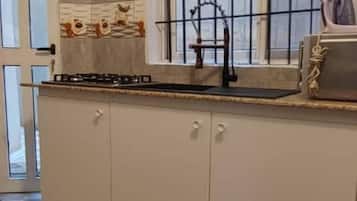 Refrigerador, microondas, placa de cocina, cafetera/tetera