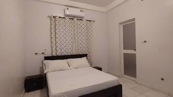 2 bedrooms, in-room safe, desk, iron/ironing board