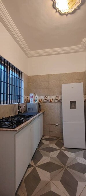 Refrigerador, microondas, parrilla de estufa y cafetera y tetera 