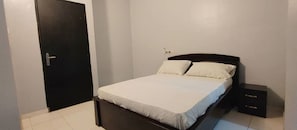 2 habitaciones, caja de seguridad en la habitación y escritorio 