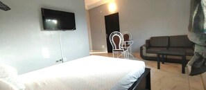1 quarto, cofres nos quartos, ferros/tábuas de passar roupa