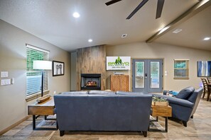 Lobby - Muskoka Little Blue Penguin | Walk to Brewery | Pickleball + Hot Tub | Book 1–3 Cabins (Broken Bow)