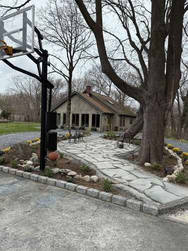 A Hidden Gem! Cozy Cottage with huge Pool & Garden! 8 guest - 4 bedrooms-2 baths