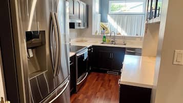 Refrigerador, microondas, horno y parrilla de estufa