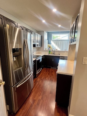 Geladeira, micro-ondas, fogão, cooktop