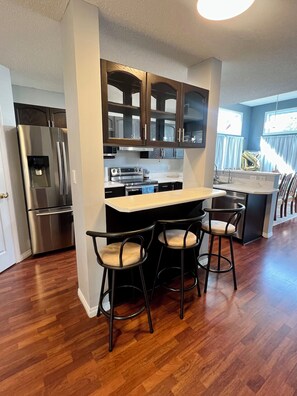 Jääkaappi, mikroaaltouuni, uuni, liesi