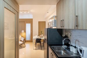 apartman | Privát konyha | Hűtőszekrény, mikrohullámú sütő és elektromos vízforraló