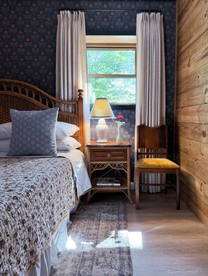 3 bedrooms, iron/ironing board, WiFi, bed sheets - A curated cabin with stunning design & comfort (Cosby)